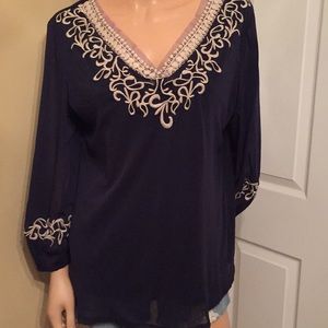 Alfani navy and cream colored top size large A-18